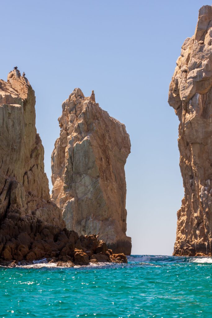 Rocas gigantes sobre el mar turqueza, distintivas de Baja California Sur, México