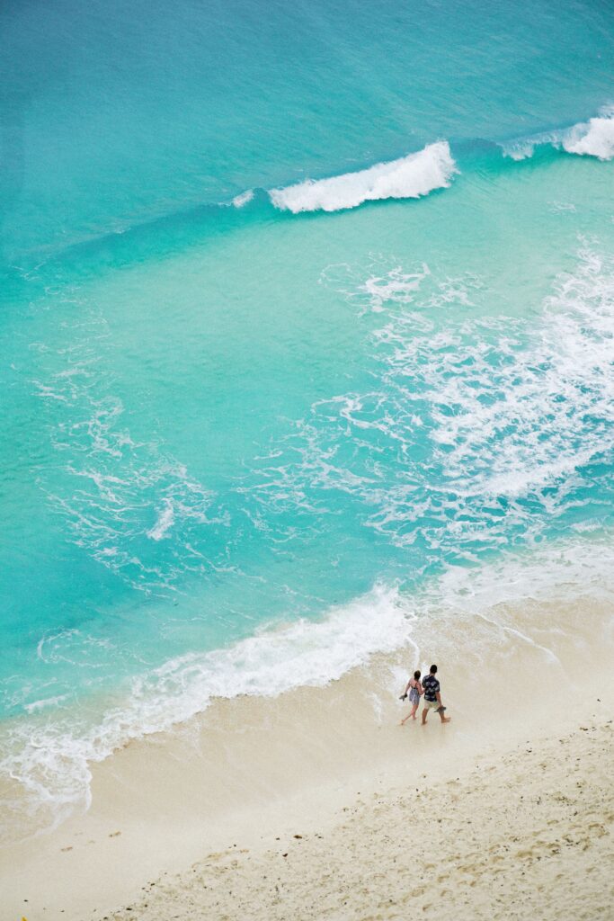 playa con mar turquesa de cancún, pareja caminando